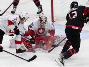 Le gardien de but de l'équipe suisse Kevin Pasche (30 ans) fait un arrêt sur Kent Johnson (13 ans) de l'équipe canadienne lors de la troisième période du Championnat mondial junior de l'IIHF à Rogers Place à Edmonton, le mercredi 17 août 2022. Le Canada a gagné 6-3.