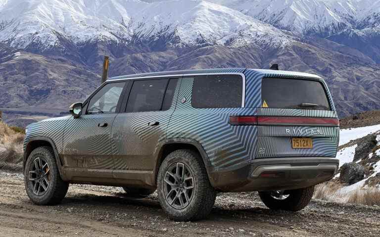 Rivian teste sur le terrain des versions à double moteur des R1T et R1S