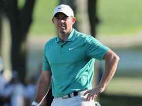 Rory McIlroy d'Irlande du Nord attend pour putter sur le 18e green lors de la troisième manche du championnat BMW au Wilmington Country Club le 20 août 2022 à Wilmington, Delaware.  (Photo par Andy Lyons/Getty Images)