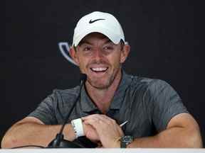 MEMPHIS, TENNESSEE - 10 AOÛT: Rory McIlroy d'Irlande du Nord s'entretient avec les médias lors du pro-am avant le championnat FedEx St.Jude au TPC Southwind le 10 août 2022 à Memphis, Tennessee.  (Photo de Stacy Revere/Getty Images)