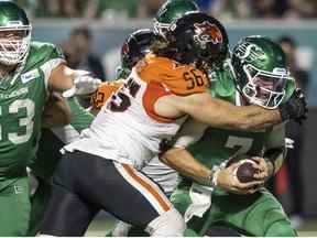 Le joueur de ligne offensive des Lions de la Colombie-Britannique, David Menard, limoge le quart-arrière des Roughriders de la Saskatchewan, Cody Fajardo, le vendredi 19 août 2022 à Regina.