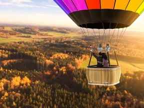 Vue aérienne d'un ballon à air chaud avec un couple aimant