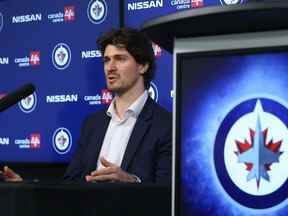 Après quelques commentaires de fin de saison qui laissent certains s'interroger sur son avenir avec l'équipe, le vétéran des Jets Mark Scheifele dit qu'il est ravi de revenir sur la glace à Winnipeg.