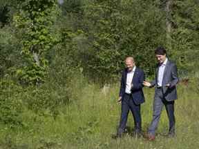 Le premier ministre Justin Trudeau et Olaf Scholz, chancelier de l'Allemagne, se promènent au sommet du G7 à Schloss Elmau le 27 juin 2022.