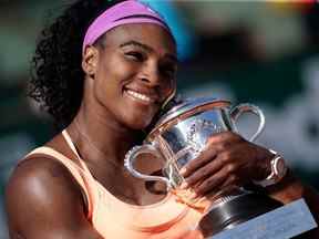 US Serena Williams célèbre avec le trophée après sa victoire sur Lucie Safarova de la République tchèque après le match final féminin de l'Open de France de tennis Roland Garros 2015 à Paris.