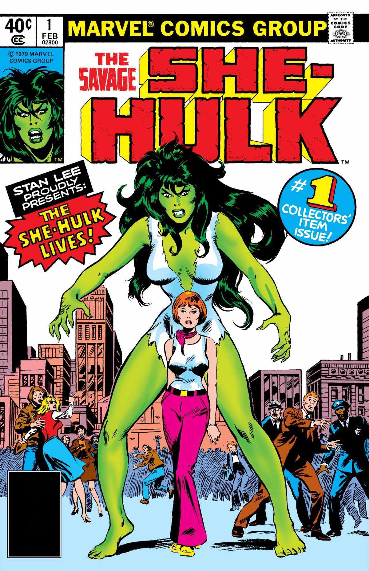 Jennifer Walters, une femme mince en patte d'éléphant et bob, sur la couverture de Savage She-Hulk #1 (1980).  Ici se dresse l'image grondant de son grand alter ego vert, She-Hulk. 