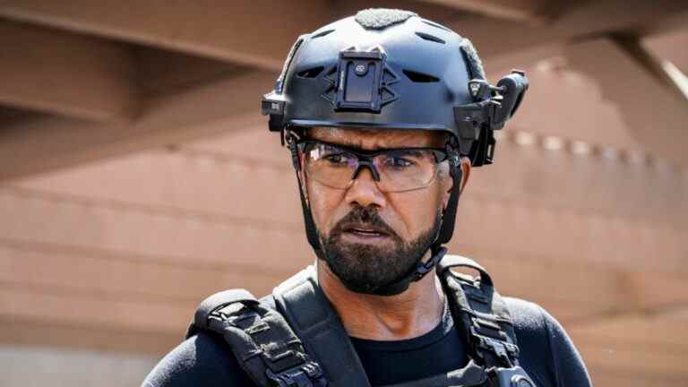 Shemar Moore partage un message torse nu après avoir travaillé pour éviter "Dad Bod" avant la saison 6 de SWAT
