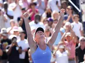 Simona Halep, de Roumanie, réagit après avoir battu Beatriz Haddad Maia, du Brésil, lors de la finale du tournoi de tennis de l'Omnium Banque Nationale à Toronto le dimanche 14 août 2022.