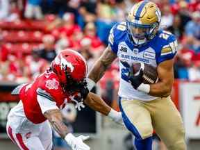 Brady Oliveira des Blue Bombers de Winnipeg dirige le ballon contre les Stampeders de Calgary lors du match de football de la LCF à Calgary le samedi 30 juillet 2022.