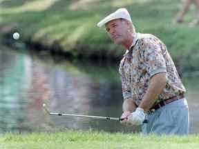 Tom Weiskopf regarde son chip shot lors du quatrième tour de l'US Senior Open au Congressional Country Club de Bethesda, MD.