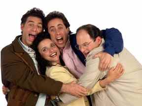 Sur la photo : (gd) Michael Richards comme Kramer, Julia Louis-Dreyfus comme Elaine Benes, Jerry Seinfeld comme Jerry Seinfeld, Jason Alexander comme George Costanza