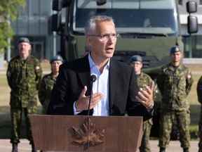 Le secrétaire général de l'OTAN, Jens Stoltenberg, s'exprime lors d'une conférence de presse conjointe avec le Premier ministre canadien Justin Trudeau à la base de l'Aviation royale canadienne à Cold Lake le 26 août.