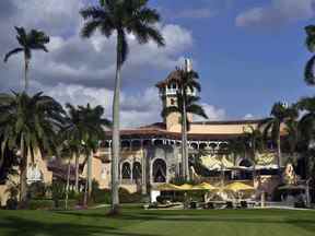 Dans cette photo d'archive prise le 27 novembre 2016, une vue générale montre l'entrée arrière du domaine Mar-a-Lago de Donald Trump à Palm Beach, en Floride.