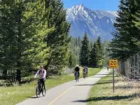 En décembre 2021, Parcs Canada a adopté de nouvelles règles permettant à certains vélos à moteur électrique d'être utilisés sur certains sentiers dans des parcs nationaux comme celui de Banff.  La décision est venue avec la controverse.