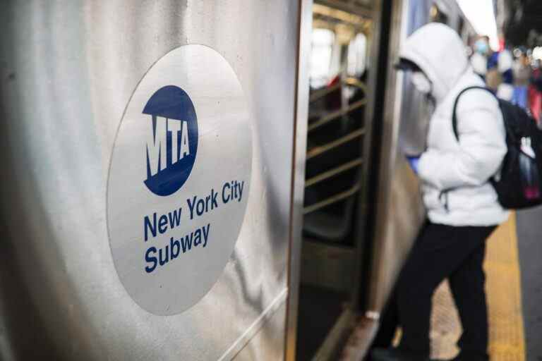 Un adolescent perd un bras en surfant dans le métro à New York