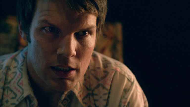 "Un ami de la famille" : découvrez Robert Berchtold de Jake Lacy dans Eery First Trailer (VIDEO)
