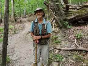 William H. 'Marty' Martin pose pour une photo au Bull Run Mountains Preserve à Broad Run, en Virginie, en juillet 2021.