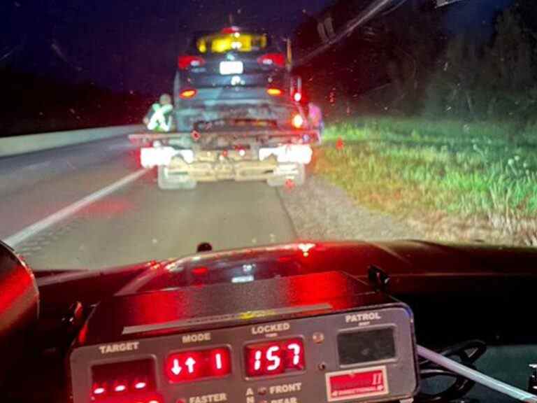 Un conducteur qui roulait à 157 km/h sur l’autoroute 401 avait deux bébés non bouclés sur le siège arrière : OPP