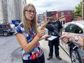 Diane Nolan, l'une des directrices de United People of Canada, s'est exprimée à l'extérieur de l'ancien site de l'église St. Brigid dans la Basse-Ville après qu'un huissier soit venu mercredi à l'établissement pour changer ses serrures en raison d'un problème de paiement de loyer, selon des témoins.