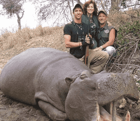 La famille qui tue ensemble… le dentiste Larry Rudolph, à droite, a été reconnu coupable du meurtre de sa femme Bianca, au centre, lors d'un safari et risque maintenant la peine de mort.  LARRY RUDOLPH/ FACEBOOK