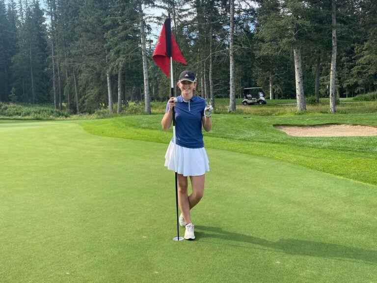 Un jeune golfeur fait deux trous d’un coup lors d’un championnat de club à Canmore, en Alberta.