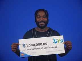 Nathaniel Marksman de Mississauga est photographié avec son chèque Lotto Max.