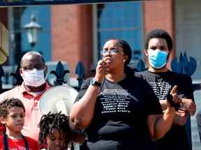 Des manifestants, dont Eric Garner Jr., (R) se rassemblent à la State House sous le nom de Monica Cannon-Grant (C), prend la parole lors d'une manifestation et d'une marche du 19 juin en l'honneur de Rayshard Brooks et d'autres victimes de violences policières à Boston, Massachusetts le 22 juin , 2020. (Photo de Joseph Prezioso/AFP via Getty Images)