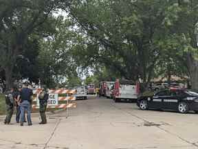 Des barricades bloquent une partie d'Elm Street à Laurel, Neb., le jeudi 4 août 2022.