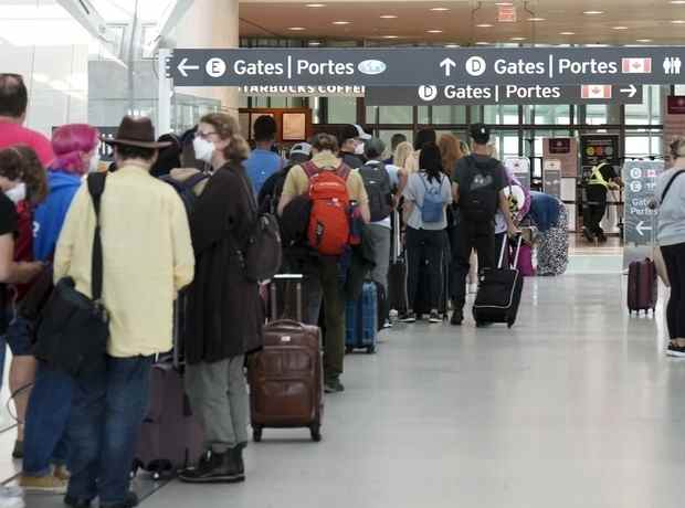 Un tiers des Canadiens ont changé leurs plans de voyage en raison de retards à l’aéroport : Sondage