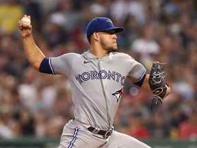 Le lanceur partant des Blue Jays, Jose Berrios, lance un lancer lors de la deuxième manche contre les Red Sox de Boston au Fenway Park.