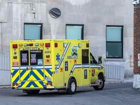 Une ambulance arrive à l'Hôpital général de Montréal à Montréal.