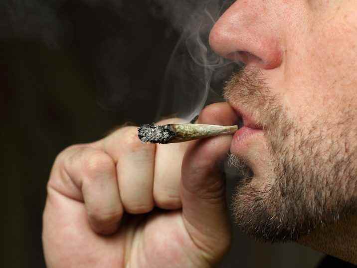 Une étude affirme que les personnes qui consomment de la marijuana à des fins médicales sont plus susceptibles de fumer des cigarettes