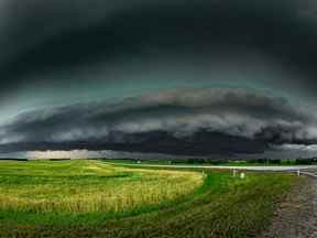 Photos de tempête prises près d'Innisfail, AB entre 18h00 et 20h00.  1er août/22. La tempête a produit une grosse grêle dommageable, des véhicules endommagés, mais aucun rapport initial de tornade.  Avec l'aimable autorisation de Matt Melnyk