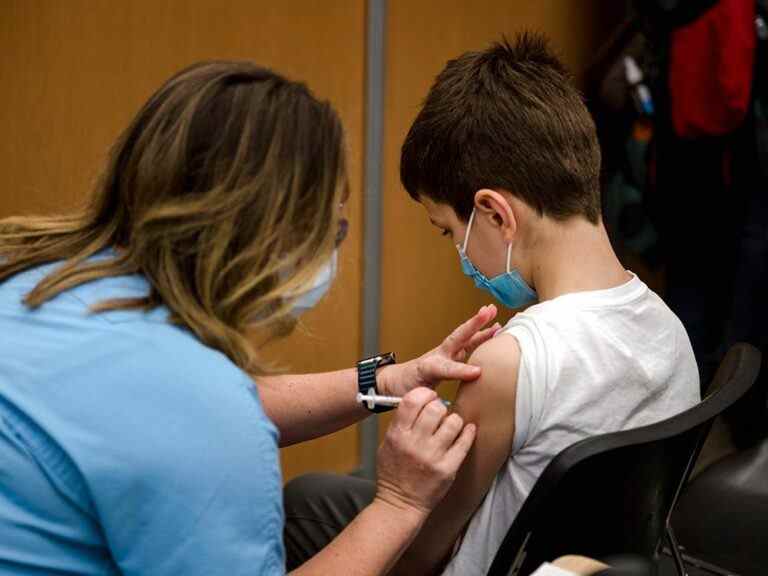 Une nouvelle étude de l’U de C vise à aider les enfants à vaincre la peur des aiguilles du vaccin COVID-19