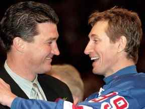 Mario Lemieux (à gauche) et Wayne Gretzky