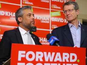 David Khan, à gauche, et David Swann étaient les deux derniers chefs permanents du Parti libéral de l'Alberta.  La date limite pour la course à la direction du parti est passée vendredi sans qu'aucun candidat ne se présente.