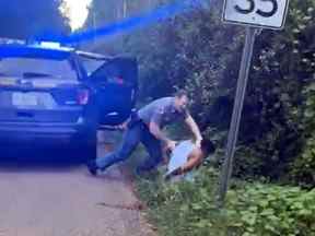 Une vidéo montre l'arrestation d'Eugene Lewis à Jackson, Miss.