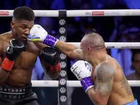 L'Ukrainien Oleksandr Usyk (R) et le Britannique Anthony Joshua (L) s'affrontent lors du match revanche de boxe poids lourds pour les titres WBA, WBO, IBO et IBF, au King Abdullah Sports City Arena dans la ville saoudienne de Djeddah, le 20 août 2022.