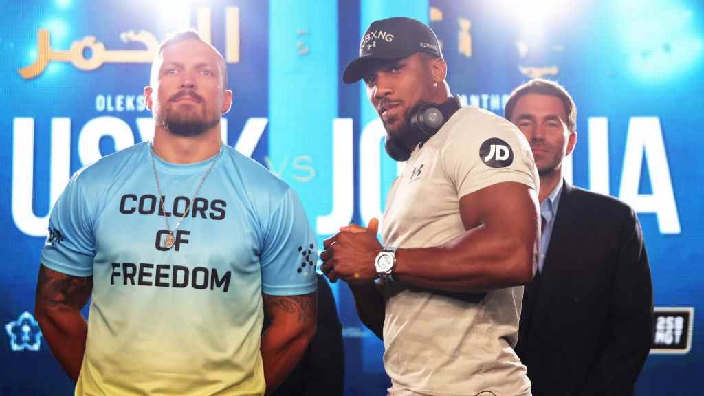 Oleksandr Usyk et Anthony Joshua posent pour une photo lors de la conférence de presse Oleksandr Usyk contre Anthony Joshua 2