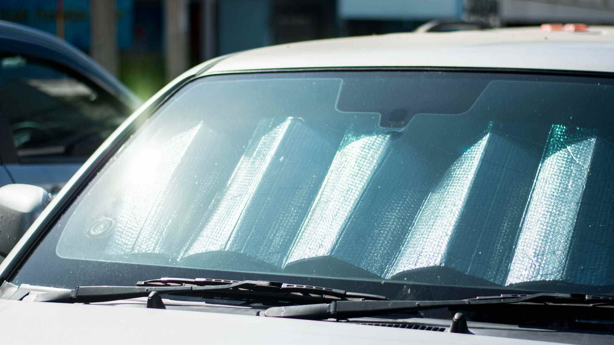 couverture de pare-brise réfléchissante en voiture argentée