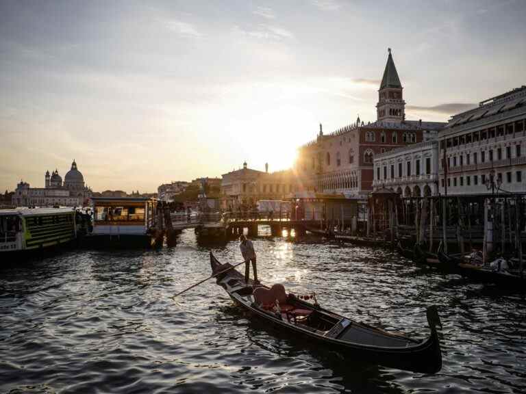 Venise inflige une amende à des touristes surfeurs pour avoir emprunté le Grand Canal