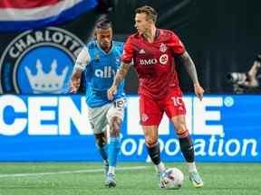 Le milieu de terrain du Toronto FC Alejandro Pozuelo (10 ans) est poursuivi par l'attaquant du Charlotte FC Kerwin Vargas samedi soir au Bank of America Stadium.