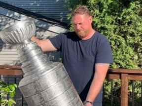 Shawn Wilson hisse sa version imprimante 3D de la Coupe Stanley.