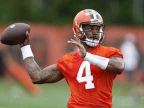 Le quart-arrière des Cleveland Browns Deshaun Watson participe à des exercices au centre d'entraînement de l'équipe de football de la NFL le mardi 14 juin 2022 à Berea, Ohio.