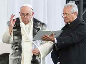 Le pape François assiste à un programme public sur les traditions inuites sur une place à l'extérieur de l'école primaire Nakasuk à Iqaluit, au Nunavut.