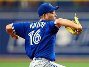 Le lanceur partant des Blue Jays de Toronto Yusei Kikuchi (16 ans) lance un lancer contre les Rays de Tampa Bay en troisième manche au Tropicana Field.