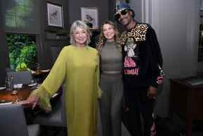 Martha Stewart avec Ellen Pompeo et Snoop Dogg à l'ouverture du restaurant The Bedford by Martha Stewart à Las Vegas - Photo de Denise Truscello / Getty Images pour Caesars Entertainment