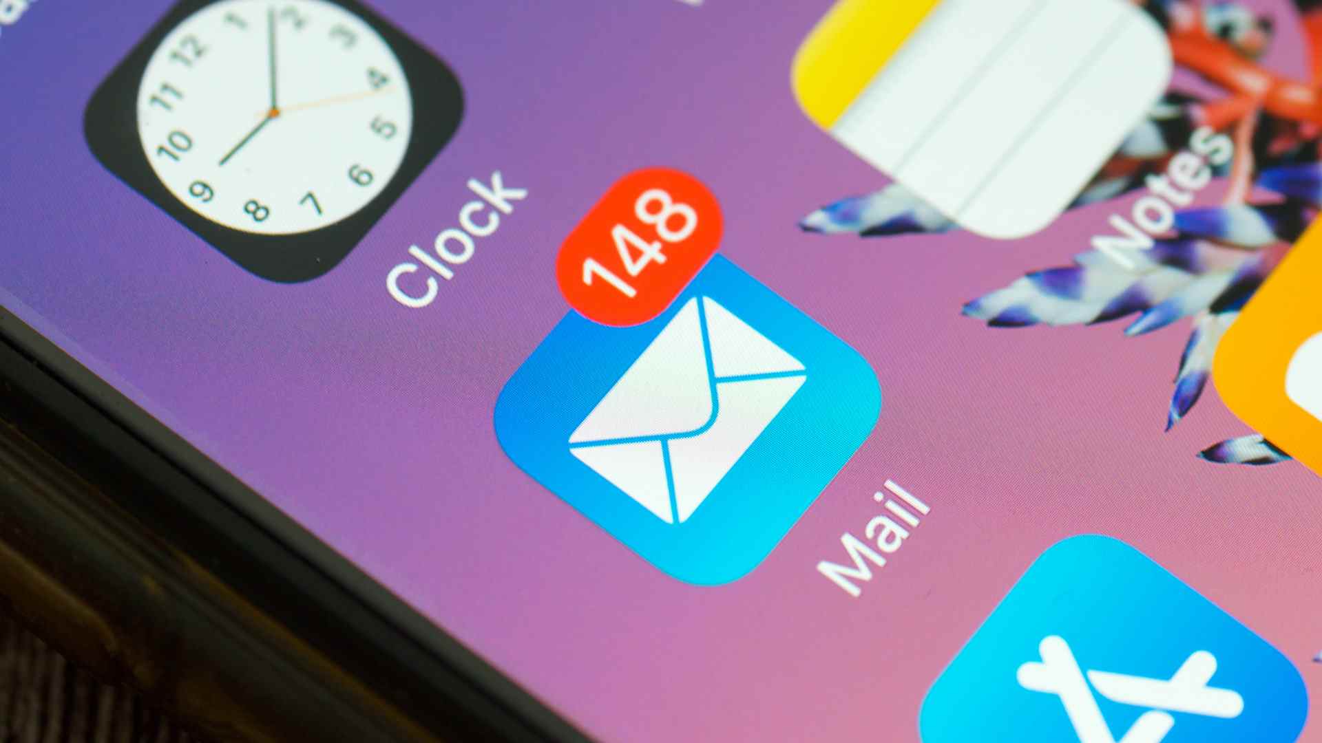 Écran d'accueil iOS avec l'application Mail en bref