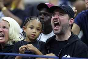 Le mari et la fille de Serena Williams, Alexis Ohanian et Alexis Olympia Ohanian Jr., réagissent après sa victoire lors de la première journée de l'US Open 2022.