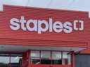 Affiche Staples Canada dans un magasin à Ottawa.